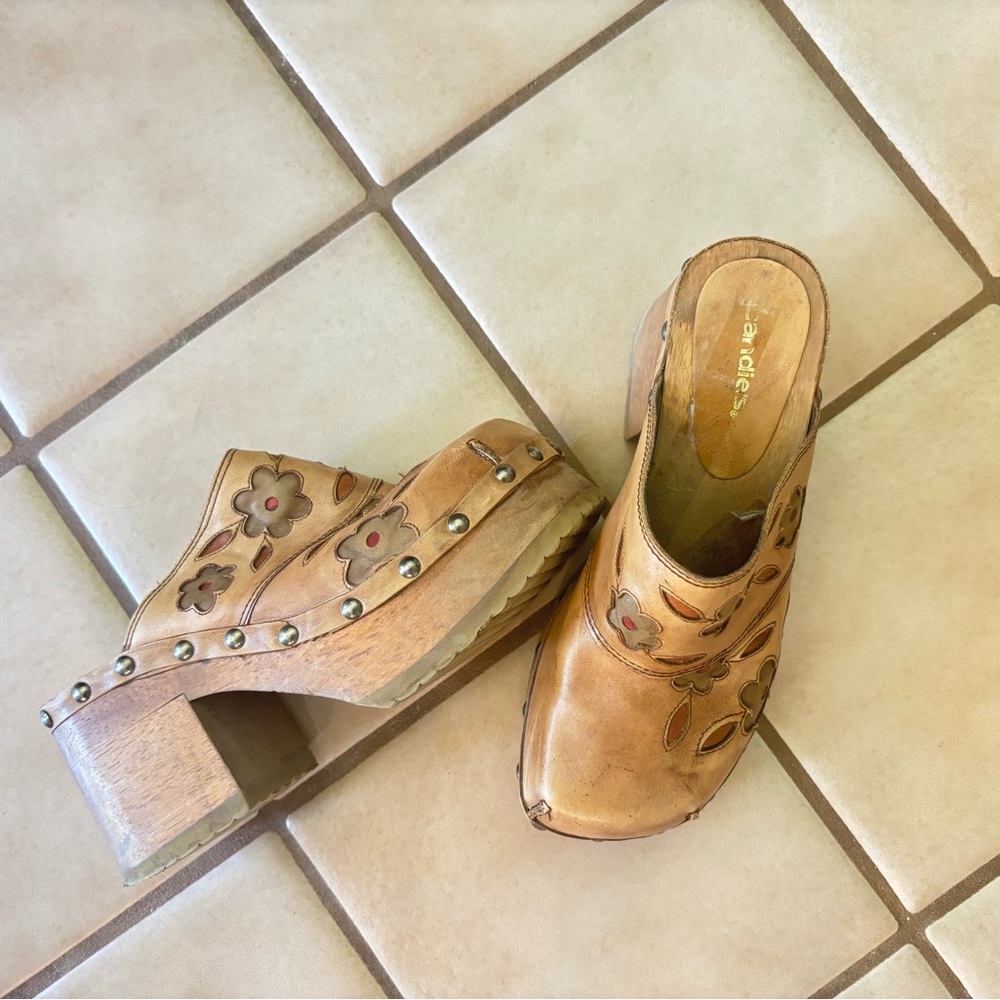 Candies vintage women's tan  leather & wooden clogs